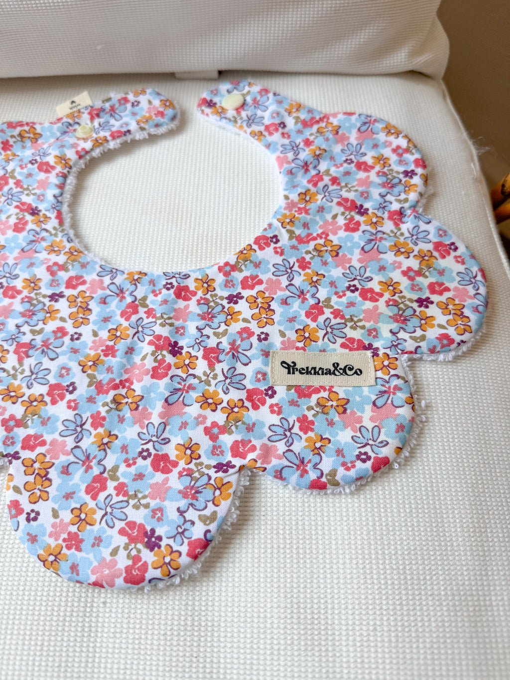 Babero Liberty azul, ocre y fucsia