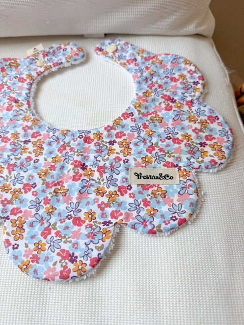 Babero Liberty azul, ocre y fucsia