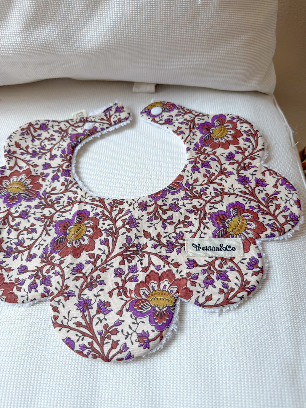 Babero Oriental morado
