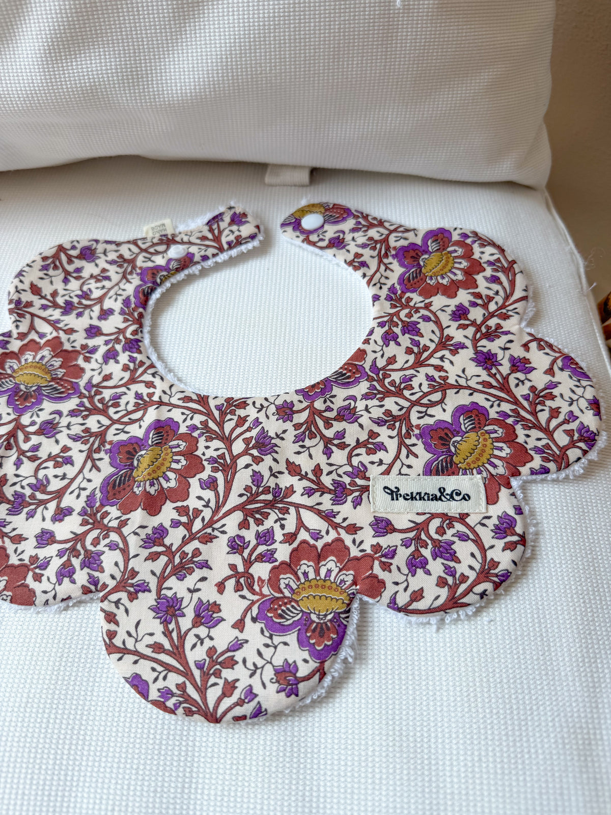 Babero Oriental morado