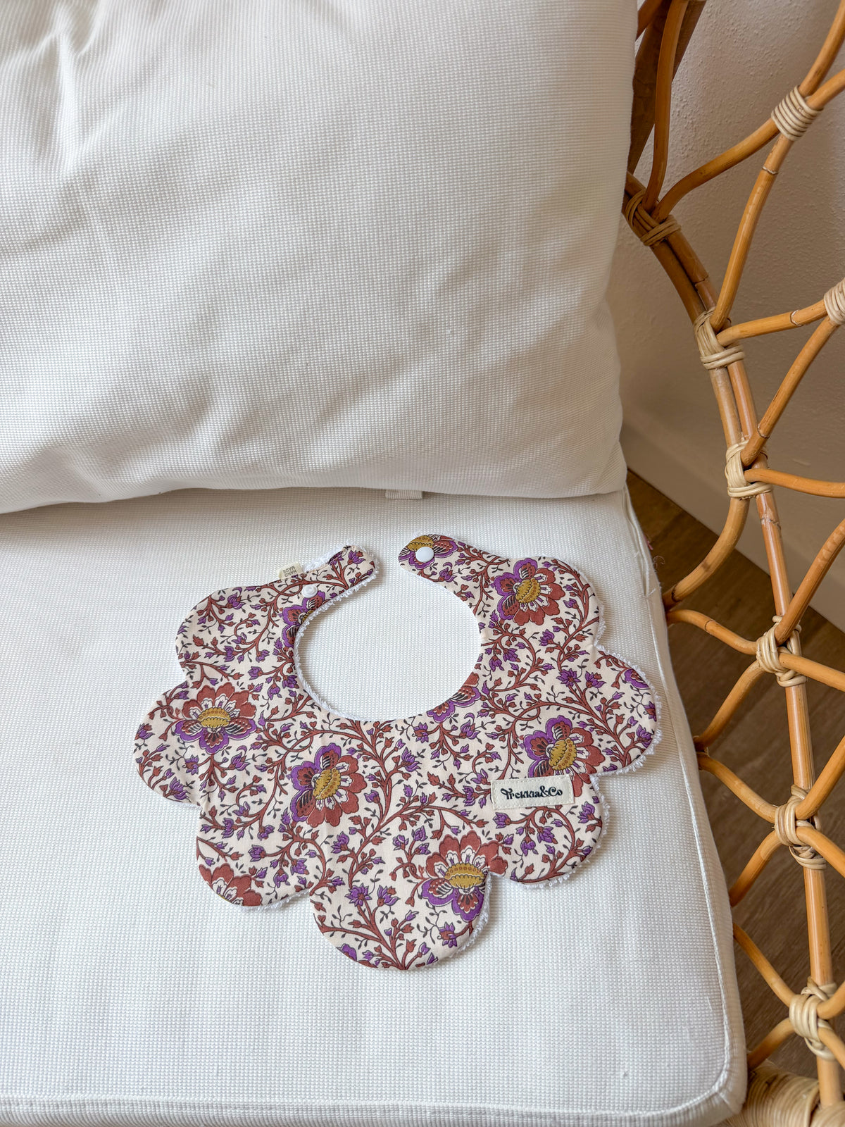 Babero Oriental morado