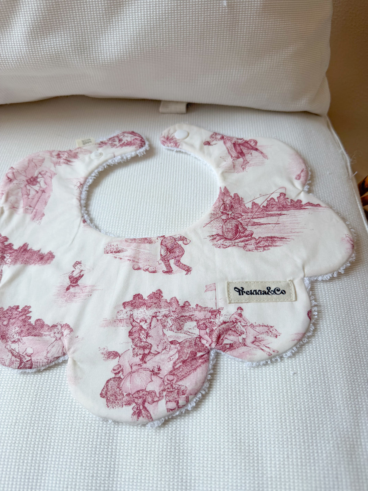 Babero Toile de Jouy vintage burdeos