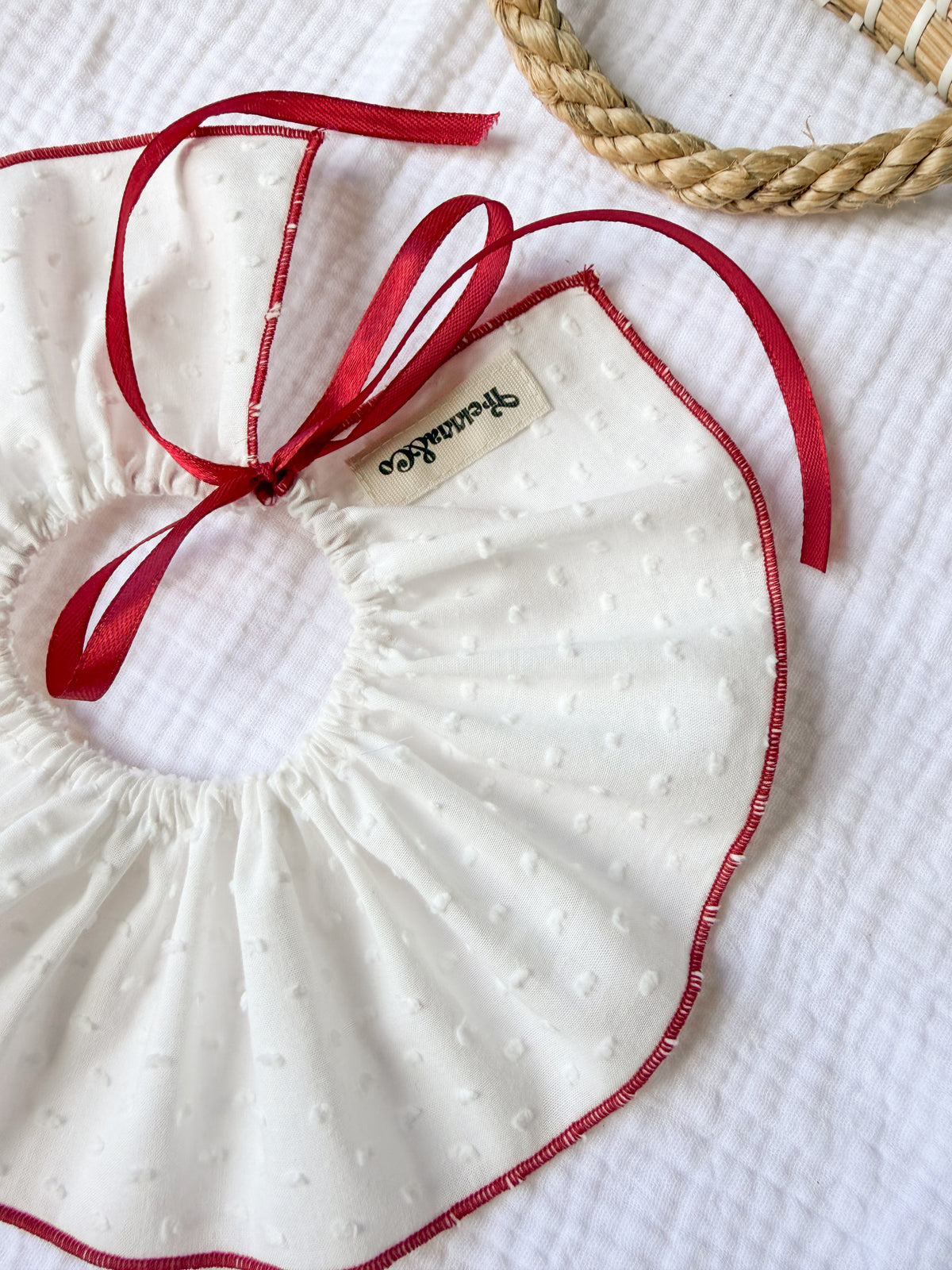 Cuello quita y pon plumeti blanco marfil detalles rojo oscuro