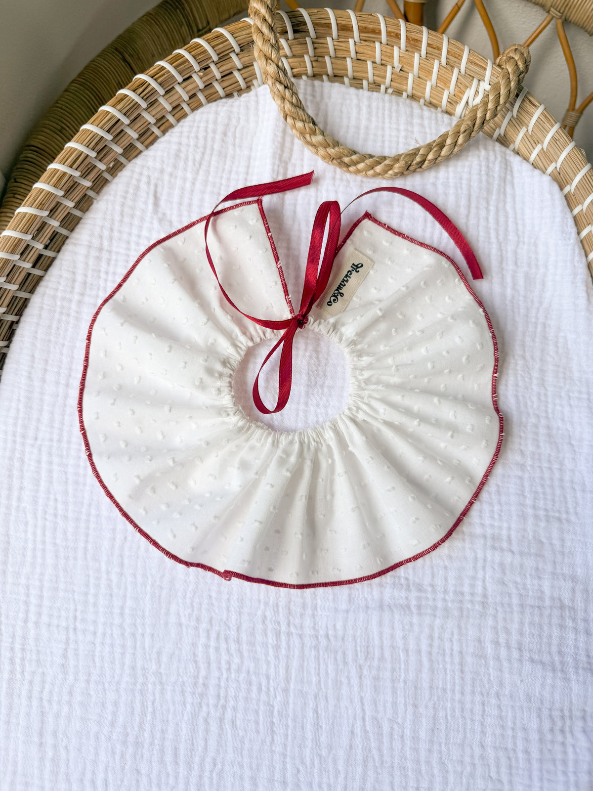 Cuello quita y pon plumeti blanco marfil detalles rojo oscuro
