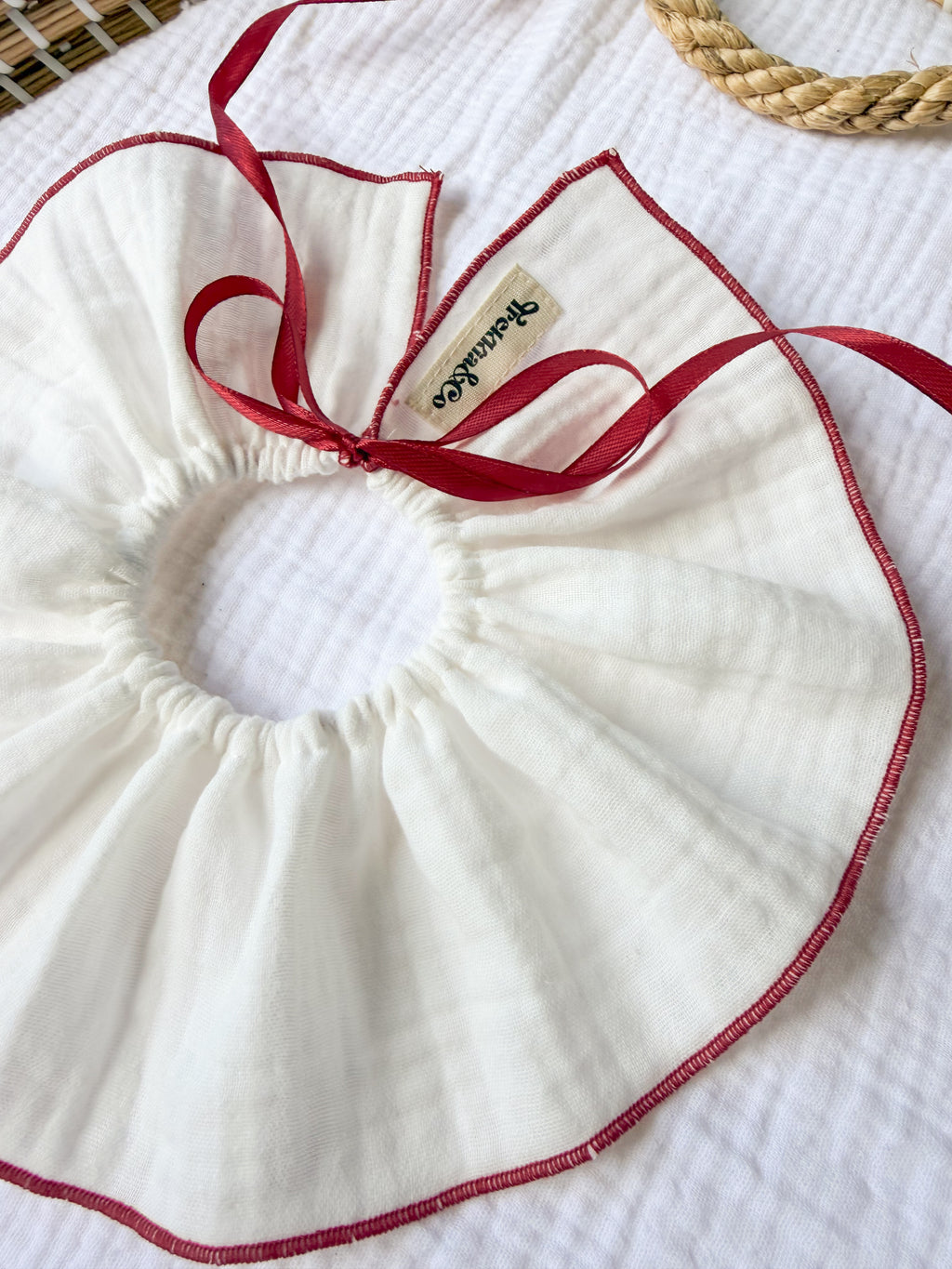 Cuello quita y pon Blanco marfil detalles rojo oscuro