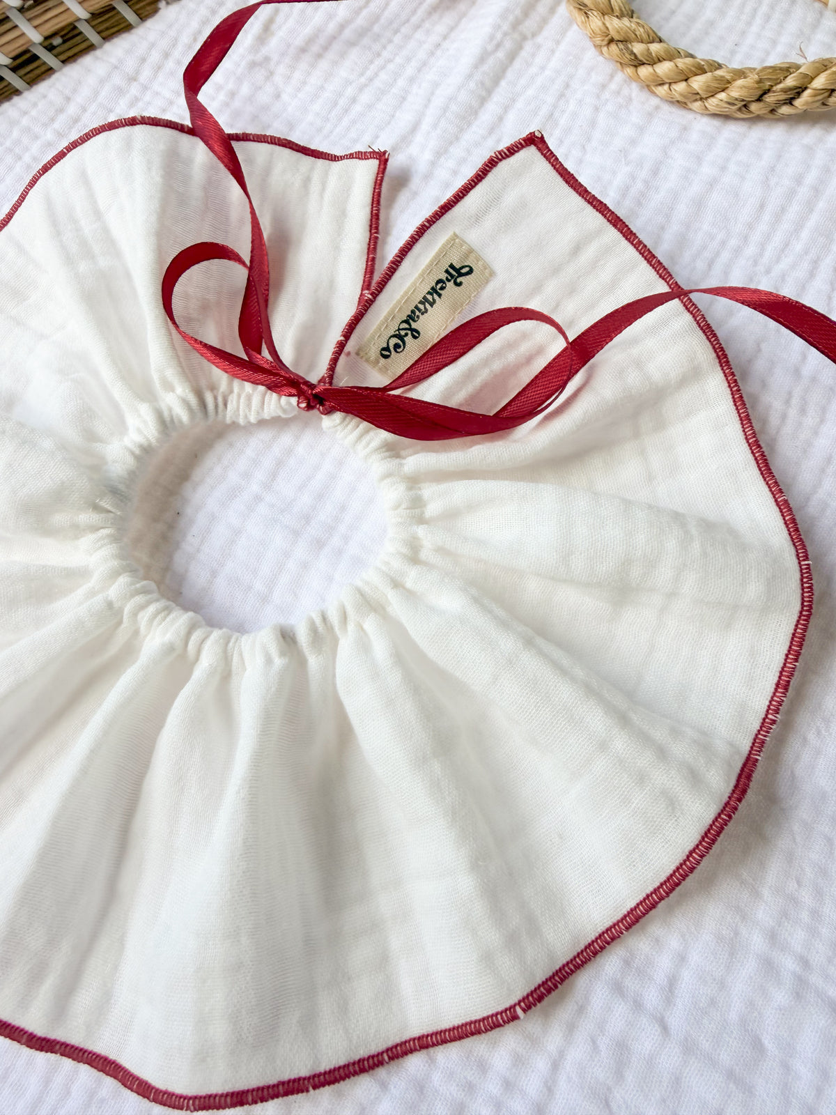Cuello quita y pon Blanco marfil detalles rojo oscuro