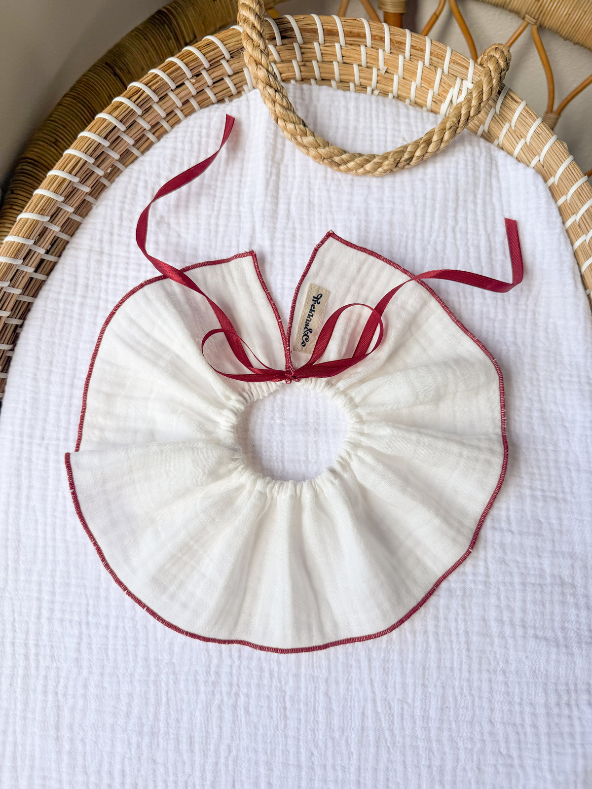 Cuello quita y pon Blanco marfil detalles rojo oscuro