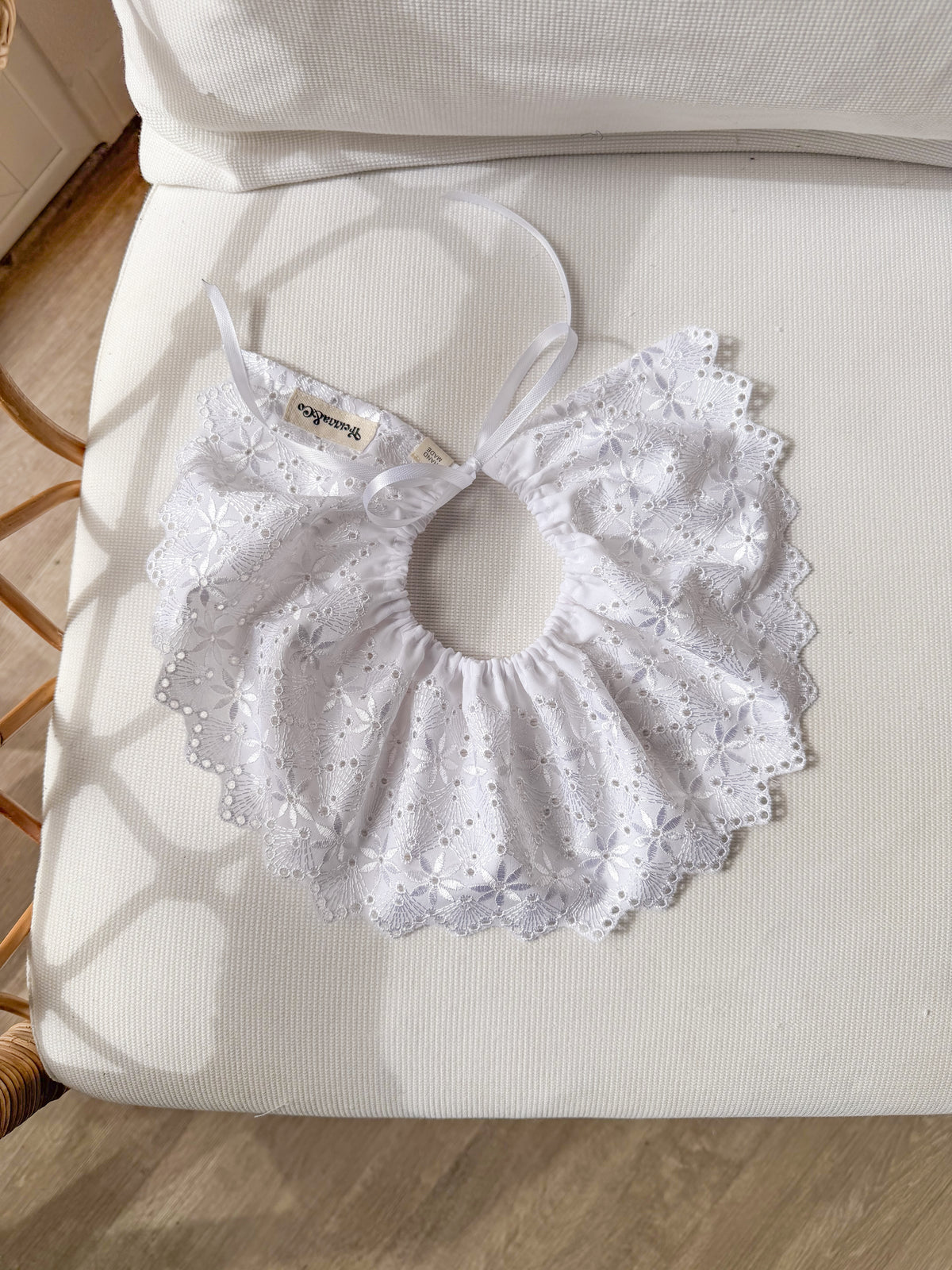 Cuello quita y pon bordada