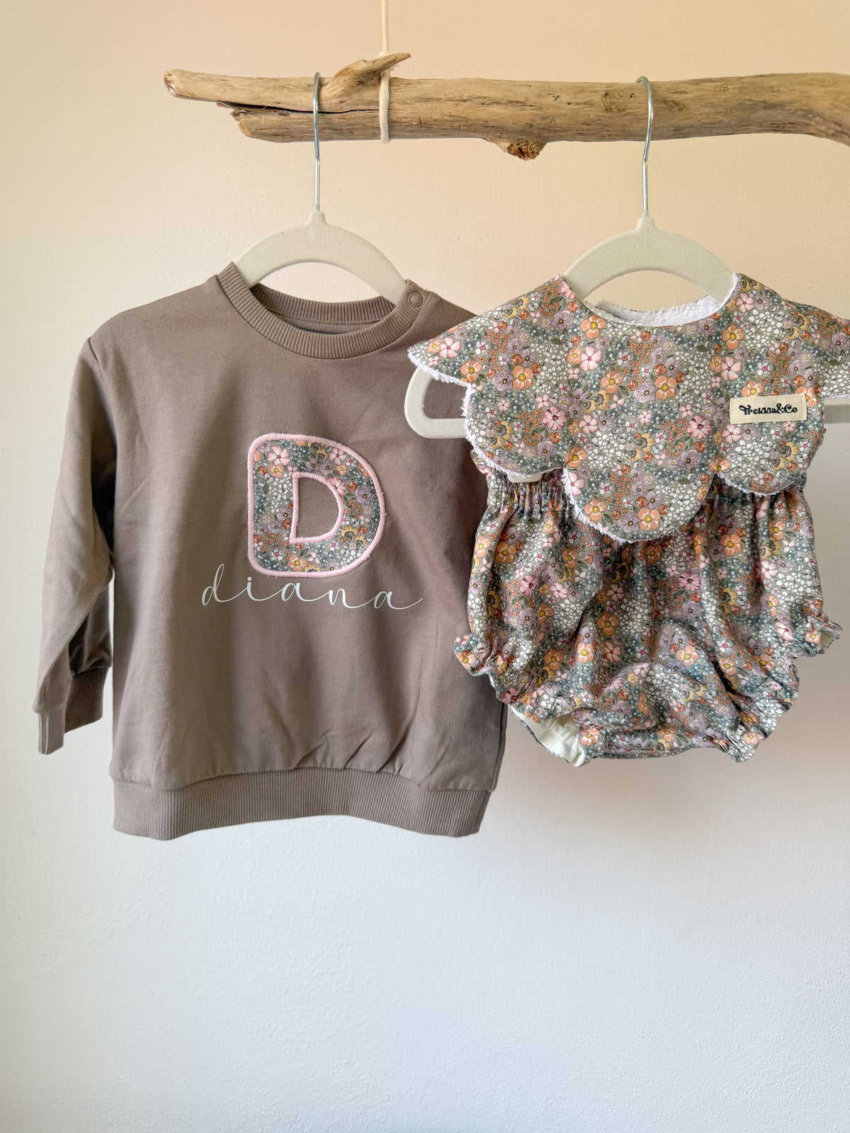 Conjunto sudadera, cubrepañal y babero