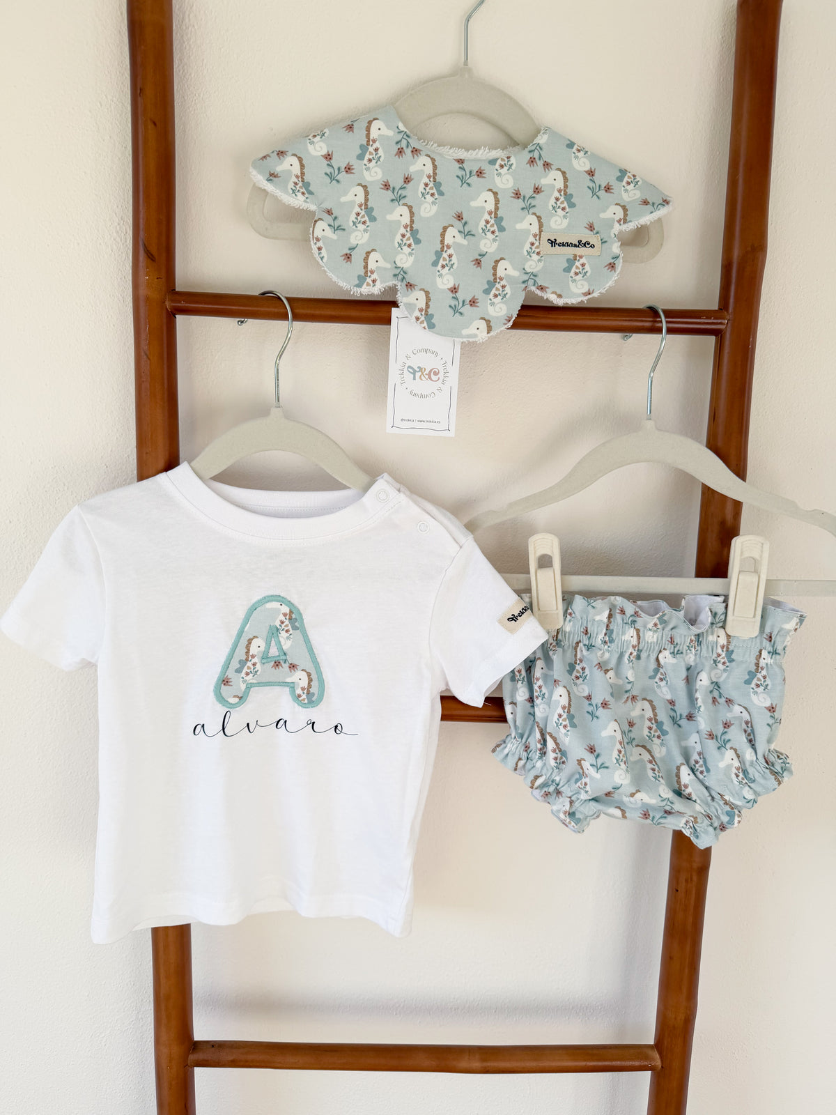 Conjunto camiseta, cubrepañal, babero