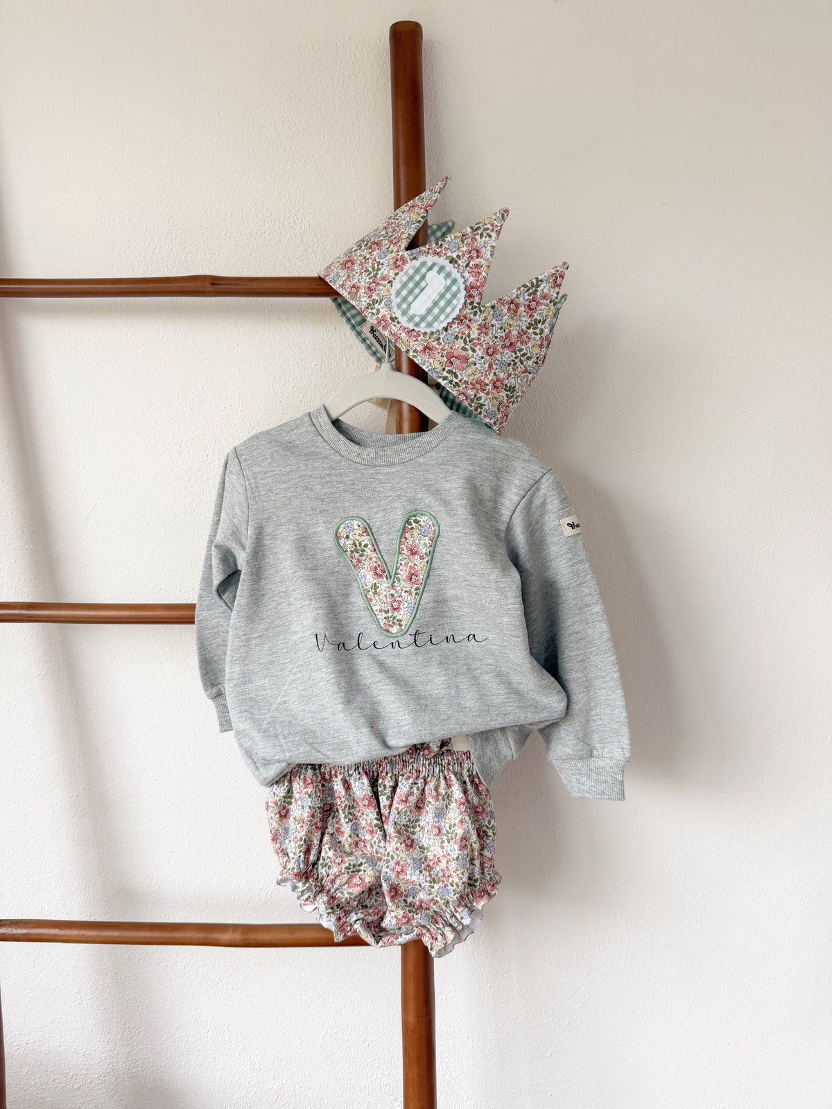 Conjunto cumpleaños, sudadera, corona y cubrepañal