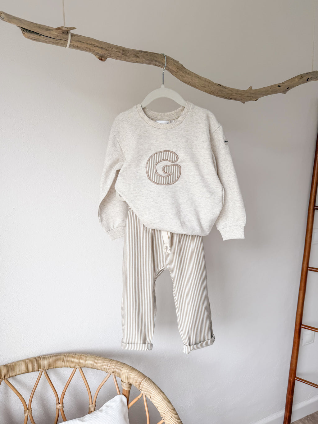 Conjunto sudadera y pantalón retro